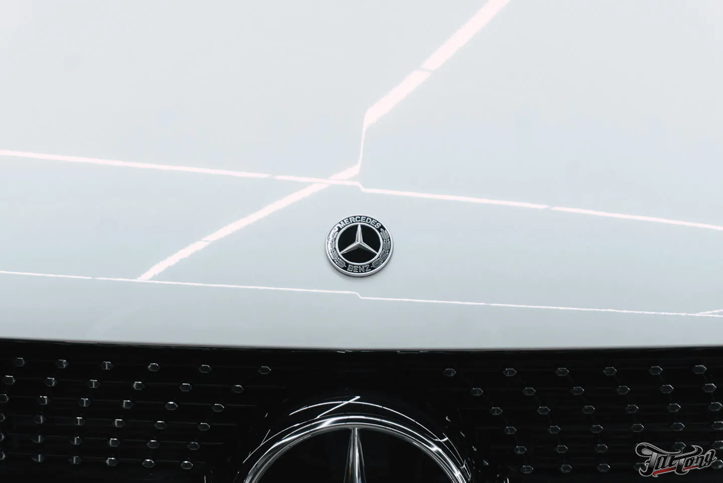 Защитили новый Mercedes V-class глянцевым полиуретаном и оклеили глянец в салоне